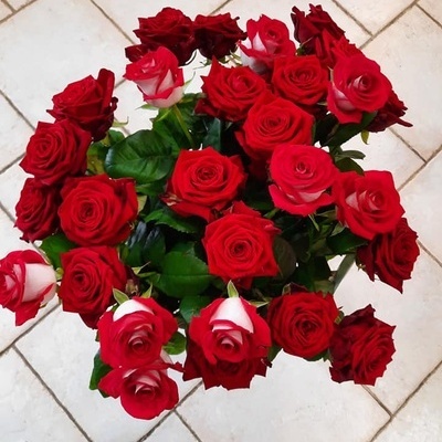 bouquets-de-roses-rouges-fleuriste-florajet-le-petit-mont-fleuri-72-st-remy-des-monts.jpg