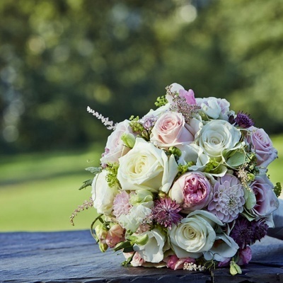 bouquet-de-mariage-la-symbolique-des-fleurs-et-des-couleurs.jpeg