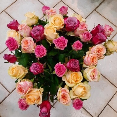 bouquets-de-roses-fleuriste-florajet-le-petit-mont-fleuri-72-st-remy-des-monts.jpg